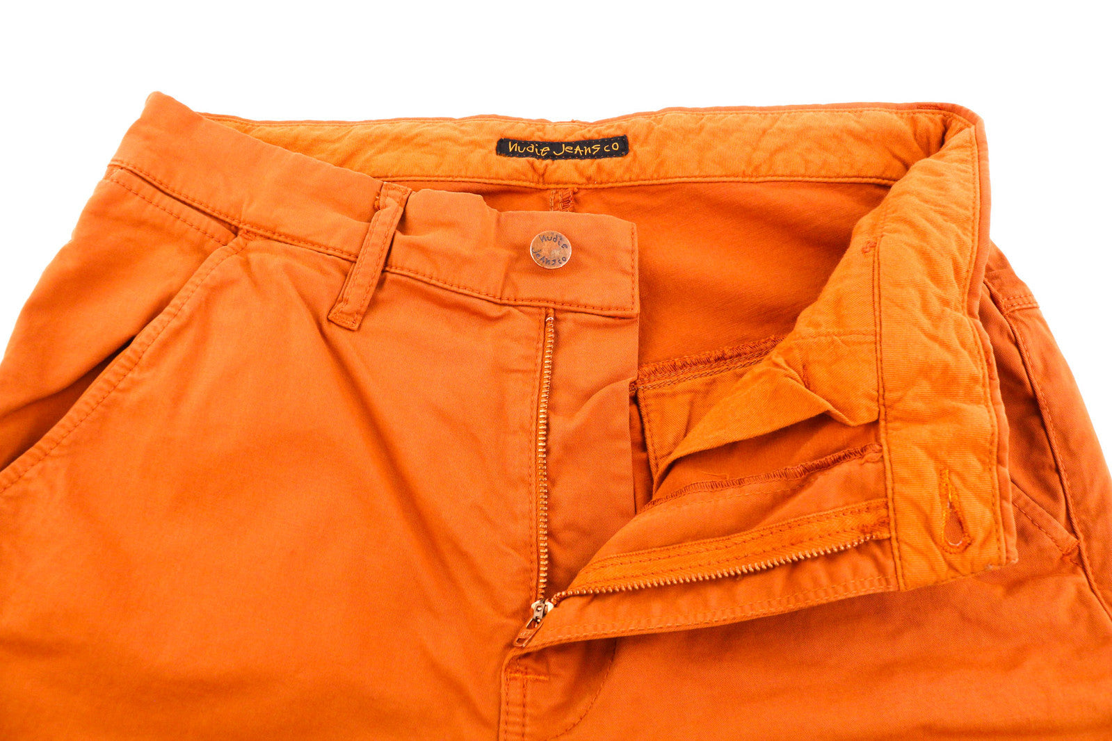 NUDIE JEANS Khaki spalvos plonos vyriškos kelnės W29/L32 ekologiškos, šiltos oranžinės spalvos, laisvalaikio stiliaus chino džinsai su užtrauktuku 