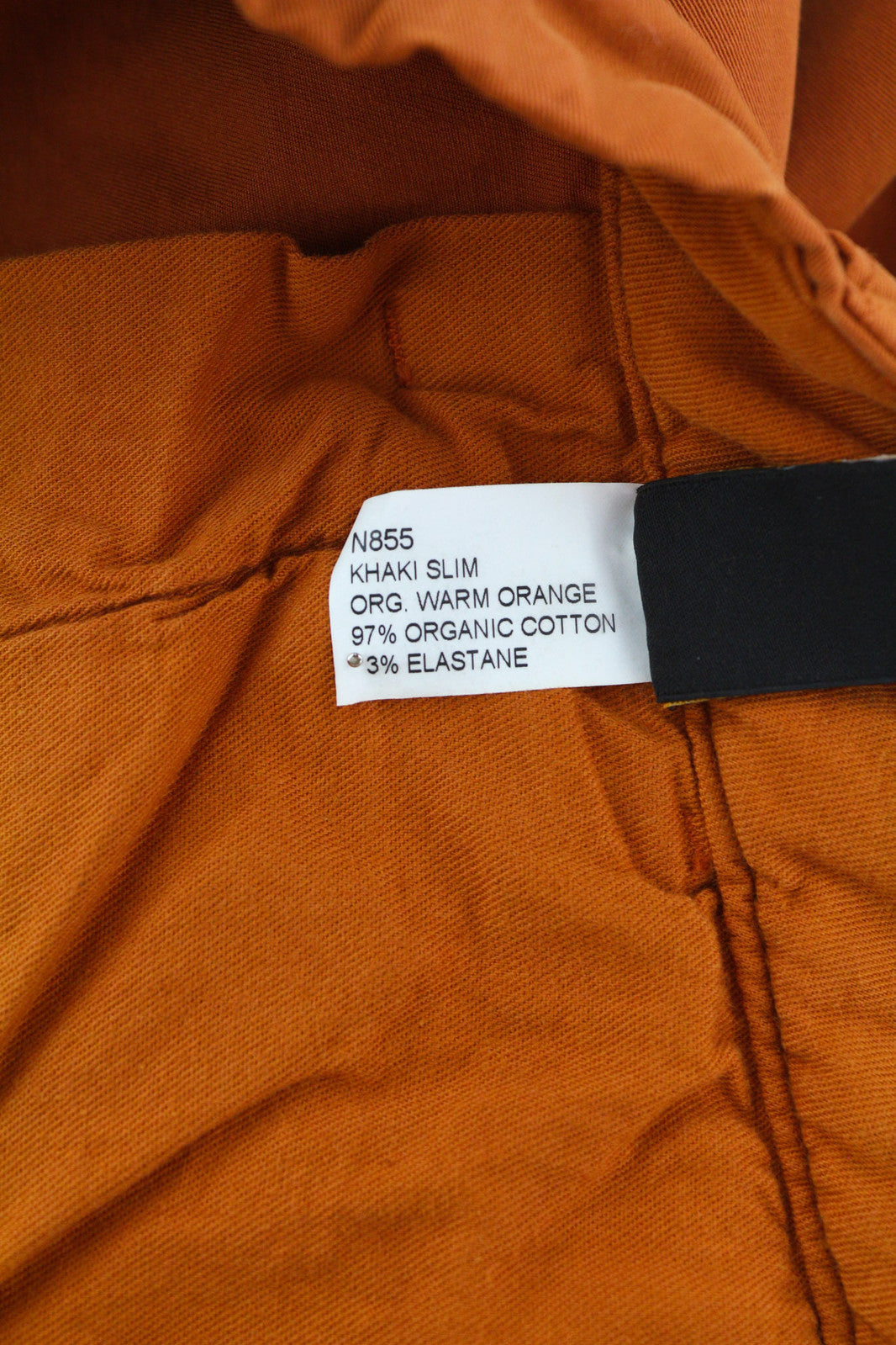 NUDIE JEANS Khaki spalvos plonos vyriškos kelnės W28/L30 ekologiškos, šiltos oranžinės spalvos, laisvalaikio stiliaus chino džinsai su užtrauktuku 