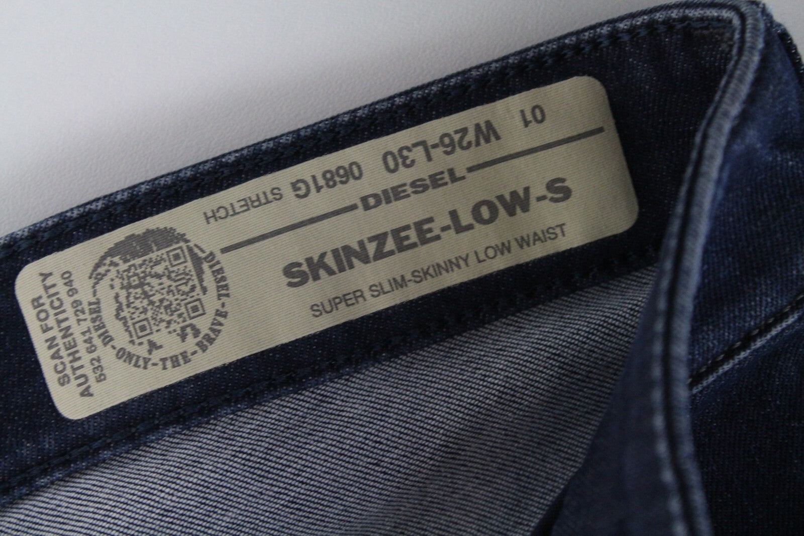 DIESEL Skinzee-Low-S 0681G moteriški itin ploni tamprūs džinsai W26/L30 