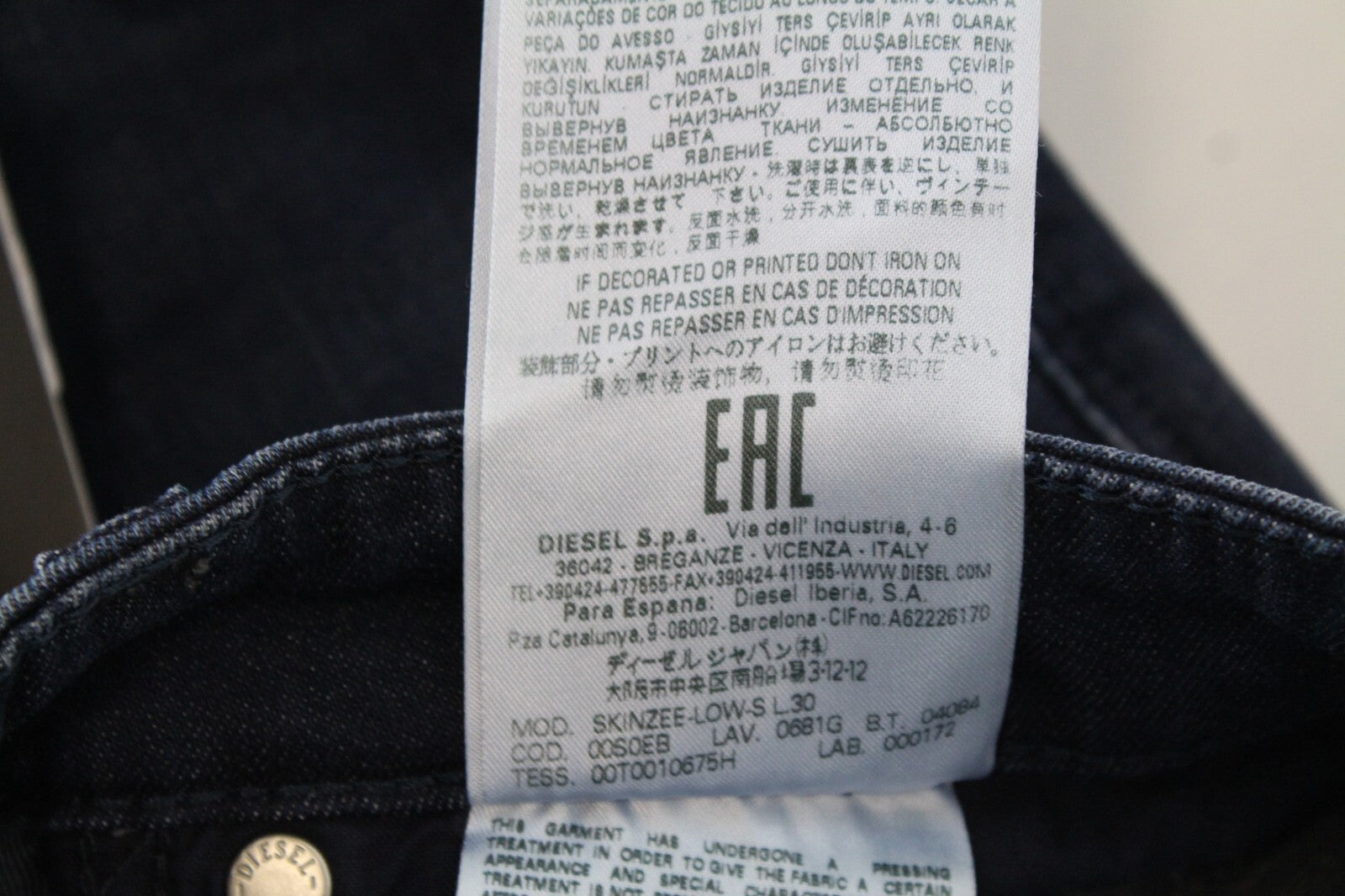 DIESEL Skinzee-Low-S 0681G moteriški itin ploni tamprūs džinsai W26/L30 