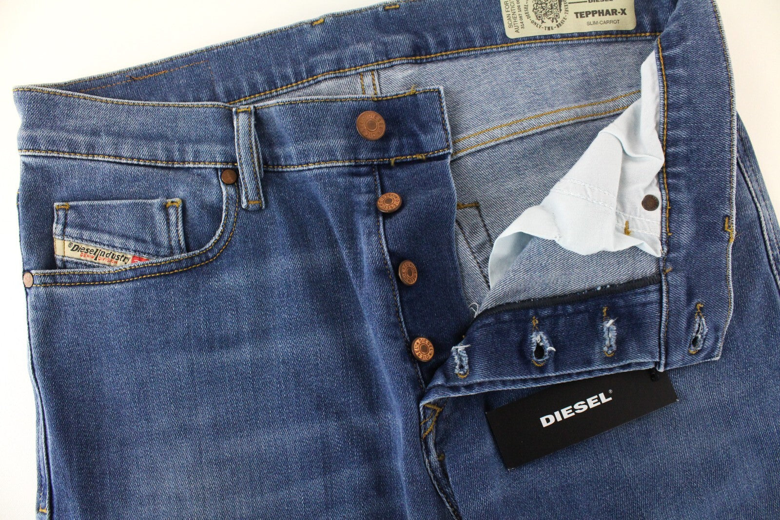 DIESEL Tepphar-X R8XA3 vyriški šviesiai mėlyni ploni morkų stiliaus džinsai su sagomis W30/L34 