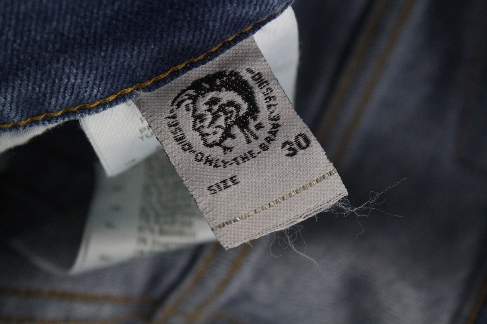 DIESEL Tepphar-X R8XA3 vyriški šviesiai mėlyni ploni morkų stiliaus džinsai su sagomis W30/L34 