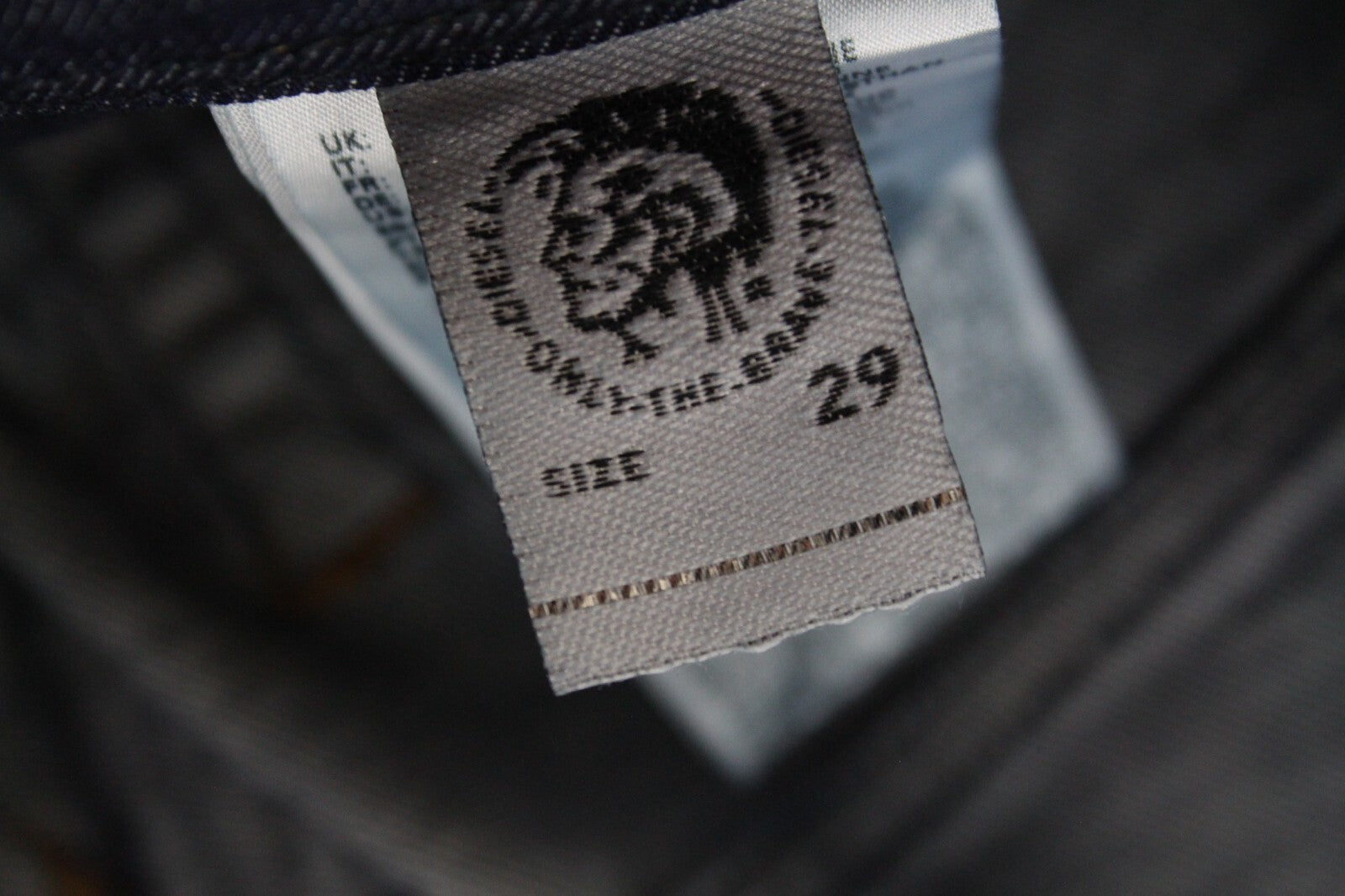 DIESEL Tepphar R7NA8 vyriški mėlyni apdriskę ploni morkų rašto džinsai W29/L32 mažai tamprūs 