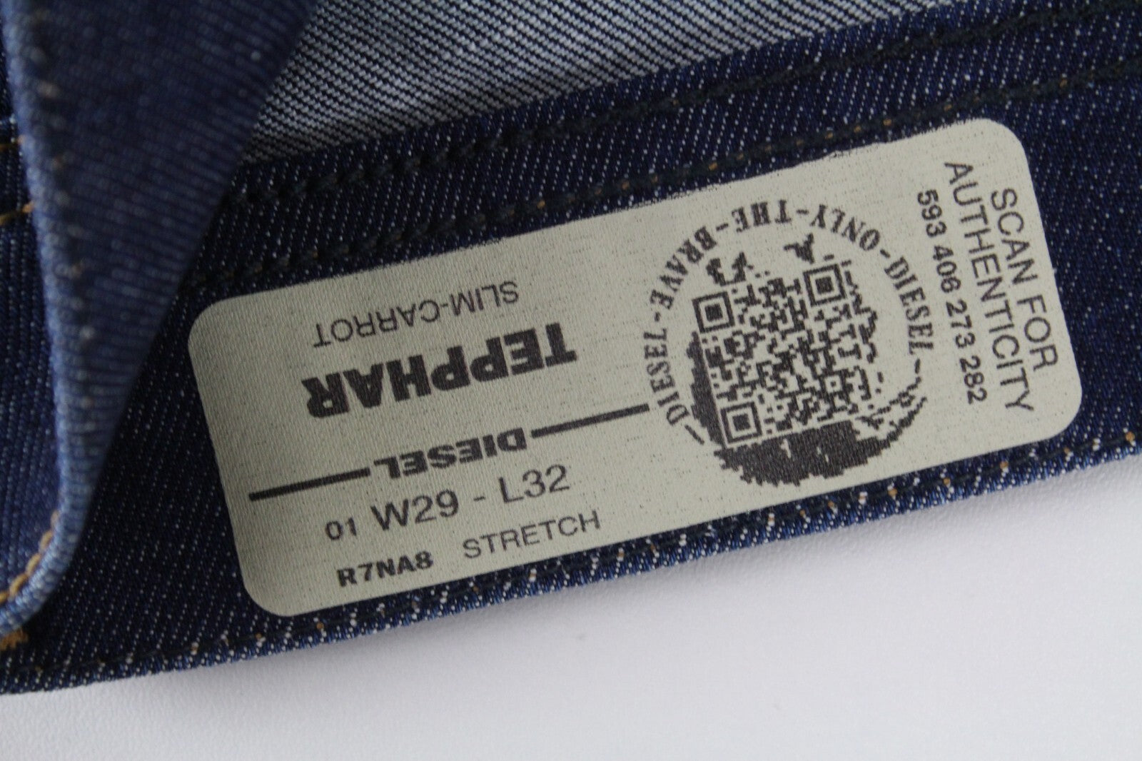 DIESEL Tepphar R7NA8 vyriški mėlyni apdriskę ploni morkų rašto džinsai W29/L32 mažai tamprūs 