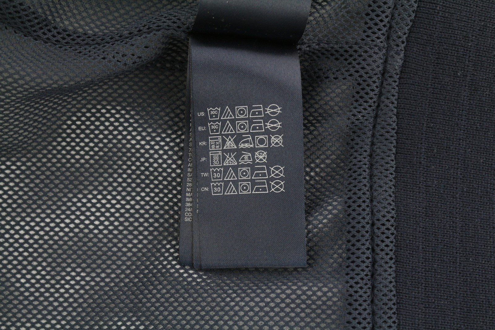 TOMMY HILFIGER vyriška striukė XL dydžio, tamsiai mėlyna, su užtrauktuku, aukšta apykakle, lengva, tinklelio pamušalu. 