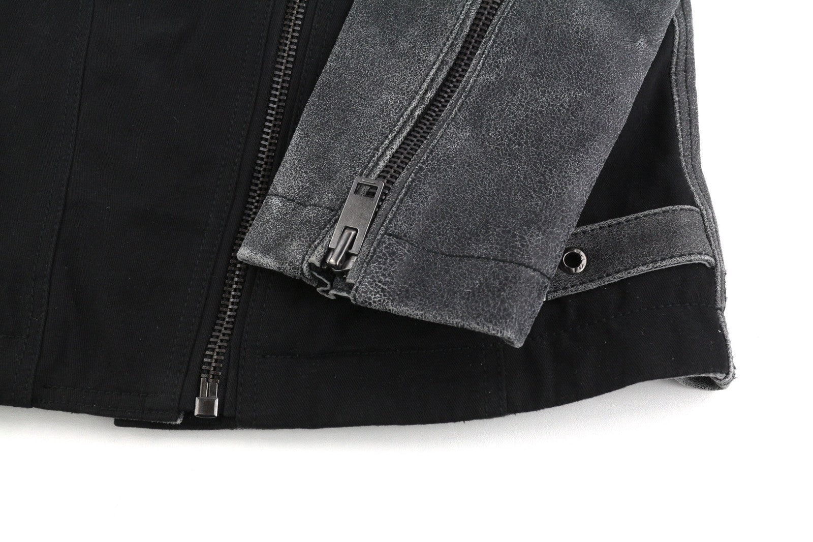 DIESEL L-Dada-A moteriška striukė M, tamsi, skalbtos ožkos odos, asimetrinis užtrauktukas, rekomenduojama kaina – 410 € 