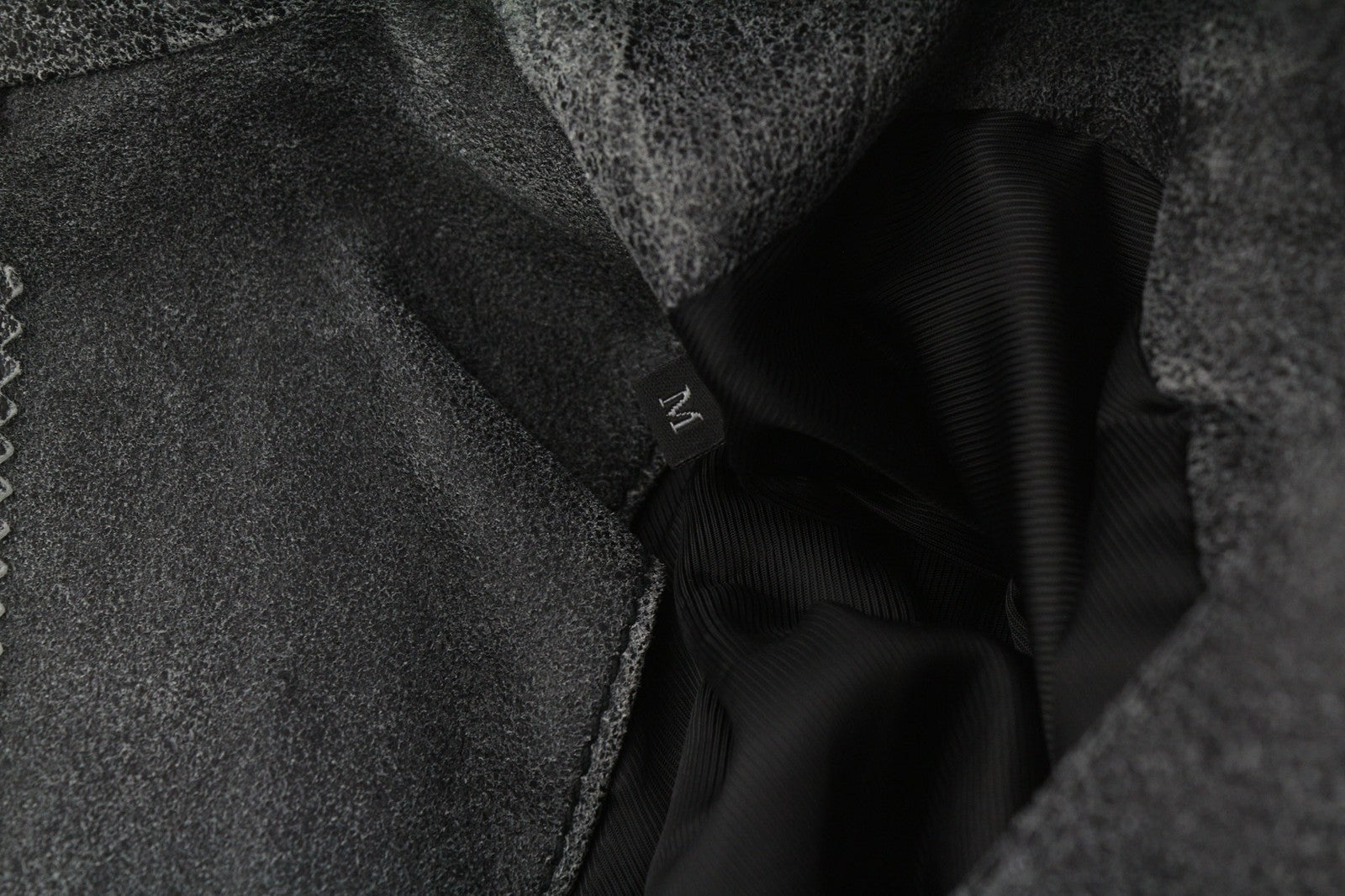 DIESEL L-Dada-A moteriška striukė M, tamsi, skalbtos ožkos odos, asimetrinis užtrauktukas, rekomenduojama kaina – 410 € 