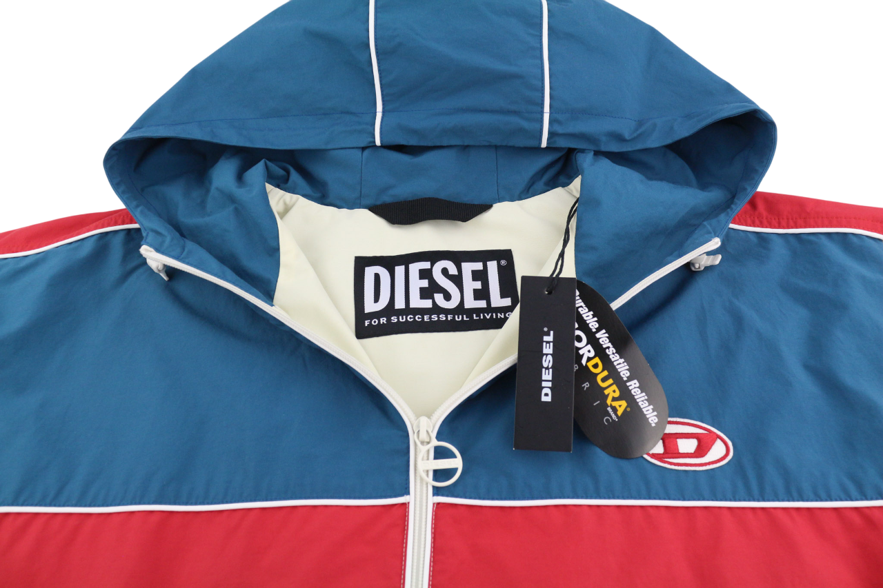 DIESEL J-Jason vyriška striukė, L dydžio, su užtrauktuku, gobtuvu, pamušalu ir lengvu Cordura audiniu. RMK 250 €. 