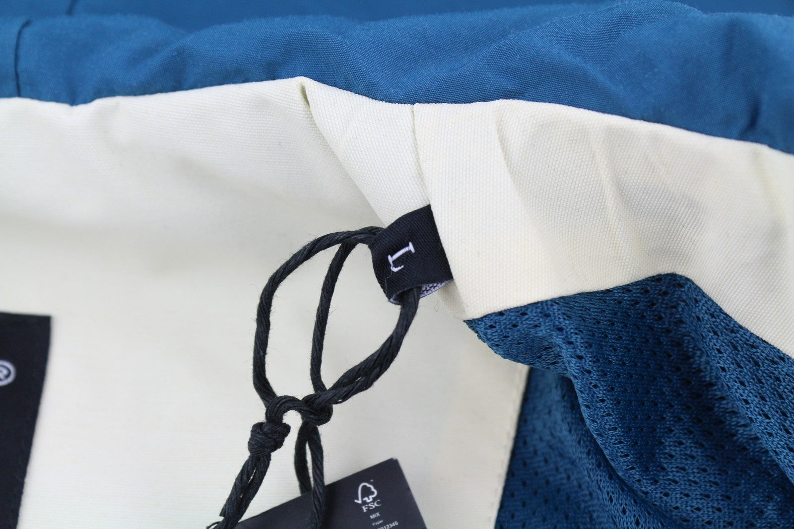 DIESEL J-Jason vyriška striukė, L dydžio, su užtrauktuku, gobtuvu, pamušalu ir lengvu Cordura audiniu. RMK 250 €. 