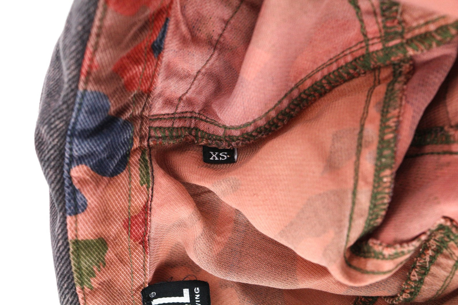 DIESEL D-Vittoria moteriška suknelė XS dydžio ilgomis rankovėmis, su diržu, kamufliažinė nugara, rekomenduojama kaina – 350 € 