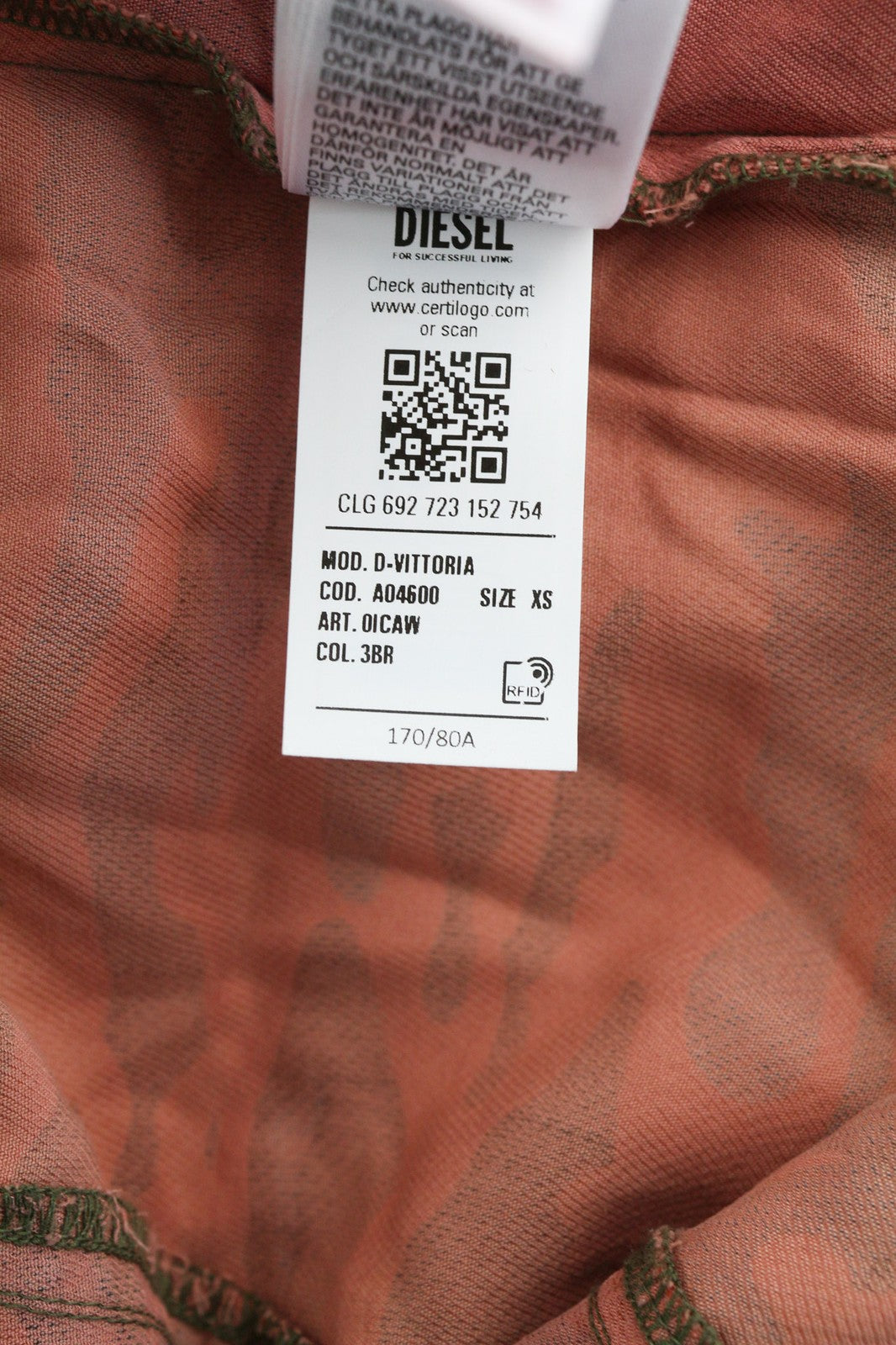 DIESEL D-Vittoria moteriška suknelė XS dydžio ilgomis rankovėmis, su diržu, kamufliažinė nugara, rekomenduojama kaina – 350 € 