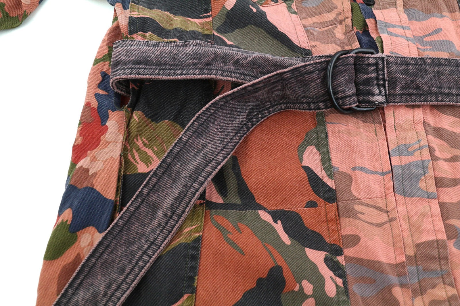 DIESEL D-Vittoria moteriška suknelė XS dydžio ilgomis rankovėmis, su diržu, kamufliažinė nugara, rekomenduojama kaina – 350 € 