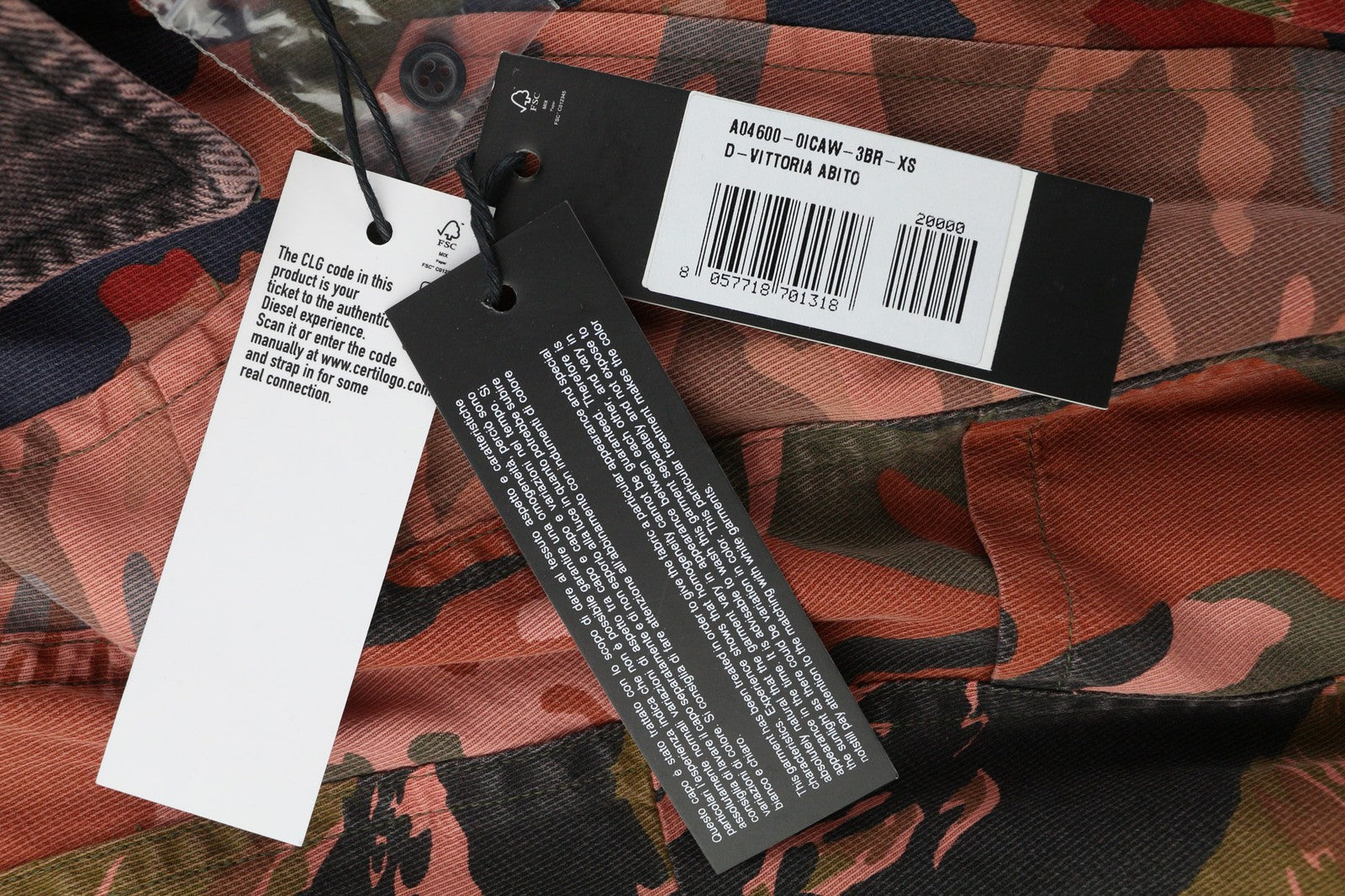 DIESEL D-Vittoria moteriška suknelė XS dydžio ilgomis rankovėmis, su diržu, kamufliažinė nugara, rekomenduojama kaina – 350 € 