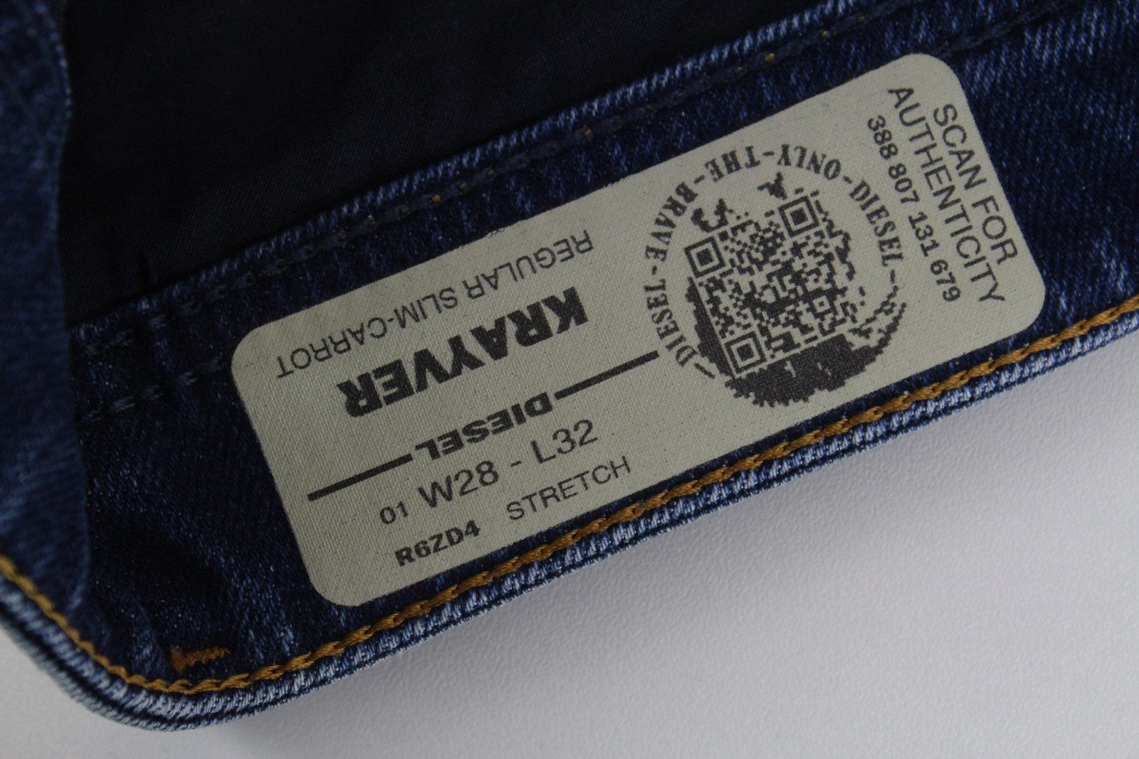 DIESEL Krayver R6ZD4 vyriški džinsai W28/L32 mėlyni, ploni, morkų rašto, plėšytos medvilnės rašto džinsai 