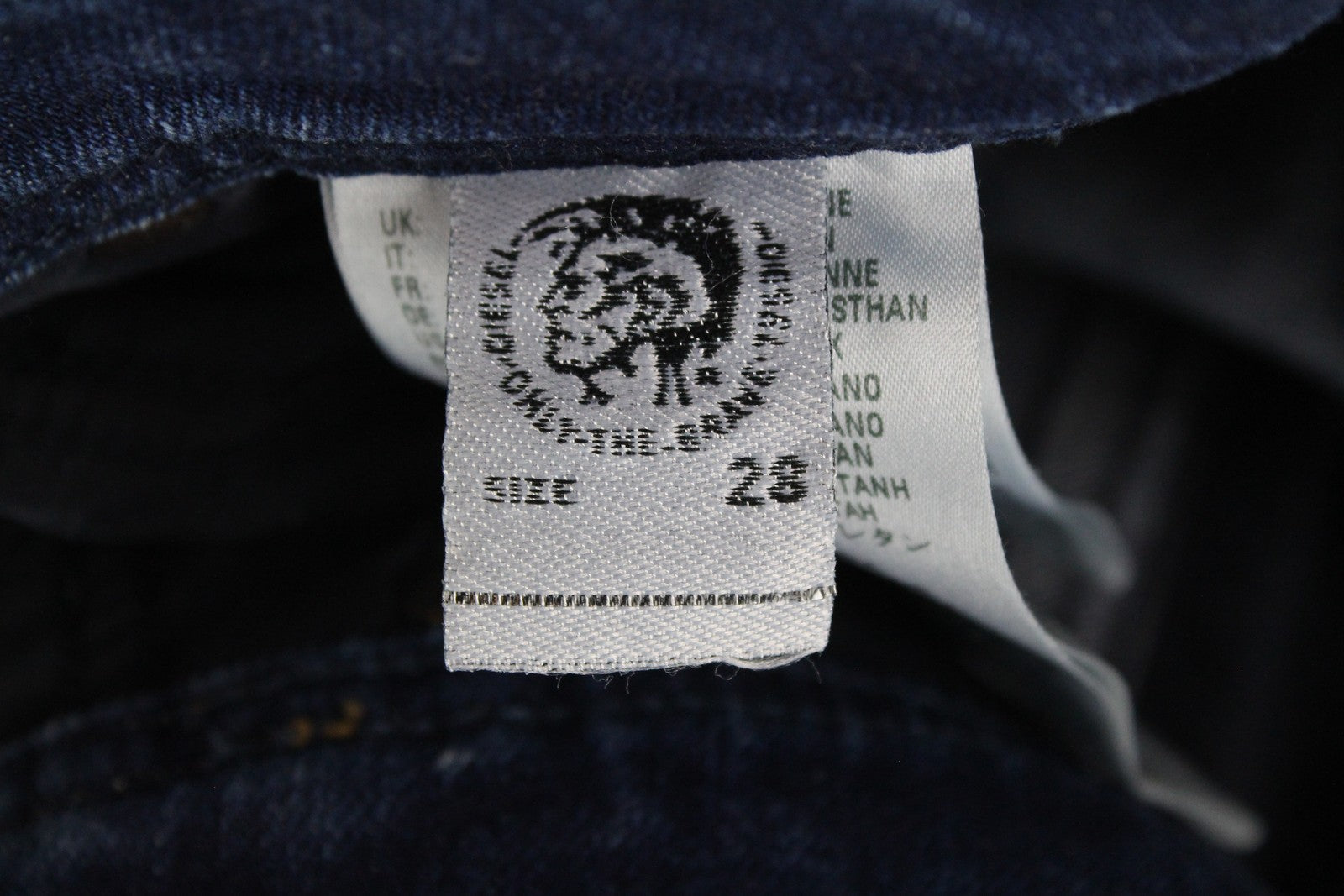 DIESEL Krayver R6ZD4 vyriški džinsai W28/L32 mėlyni, ploni, morkų rašto, plėšytos medvilnės rašto džinsai 