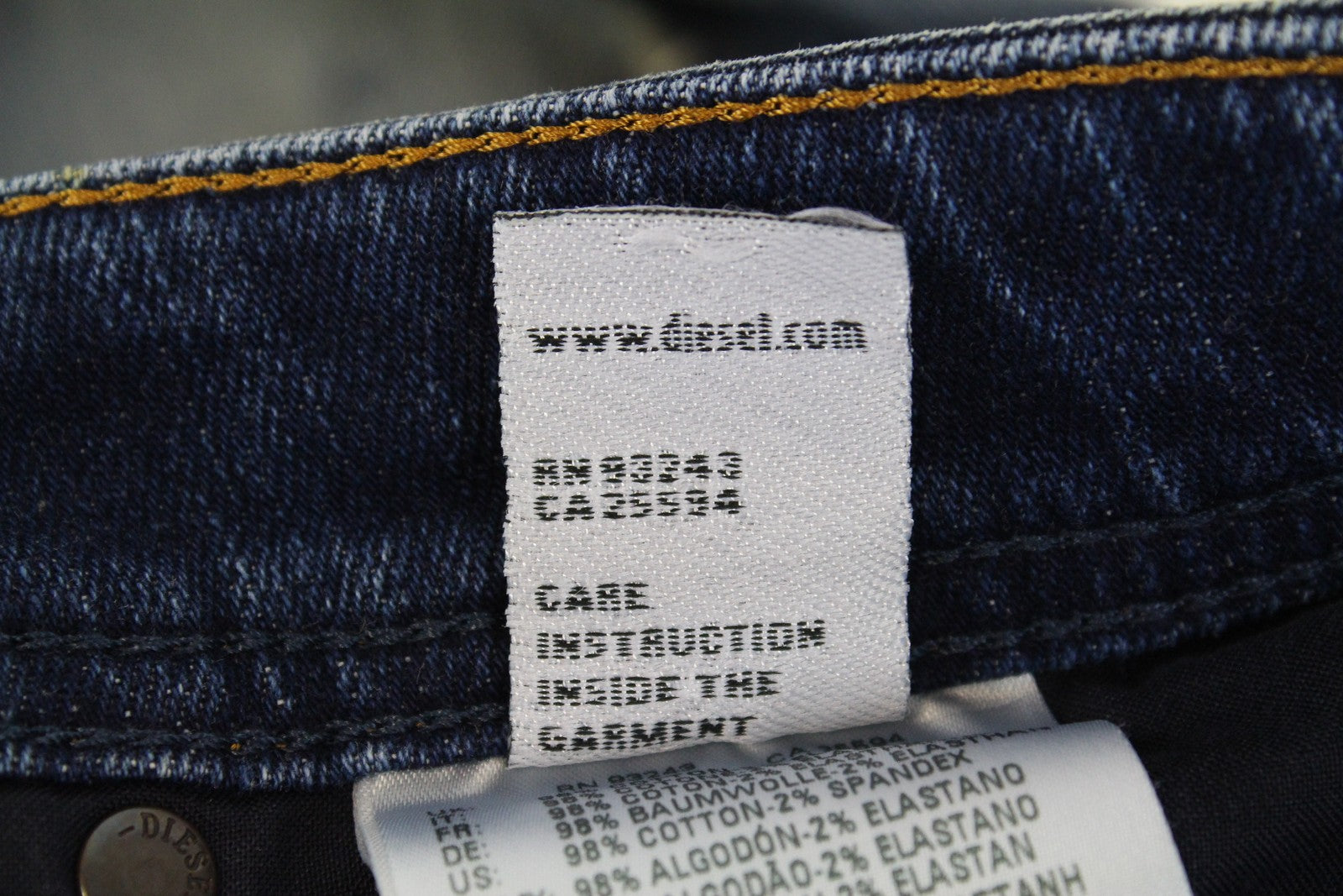 DIESEL Krayver R6ZD4 vyriški džinsai W28/L32 mėlyni, ploni, morkų rašto, plėšytos medvilnės rašto džinsai 