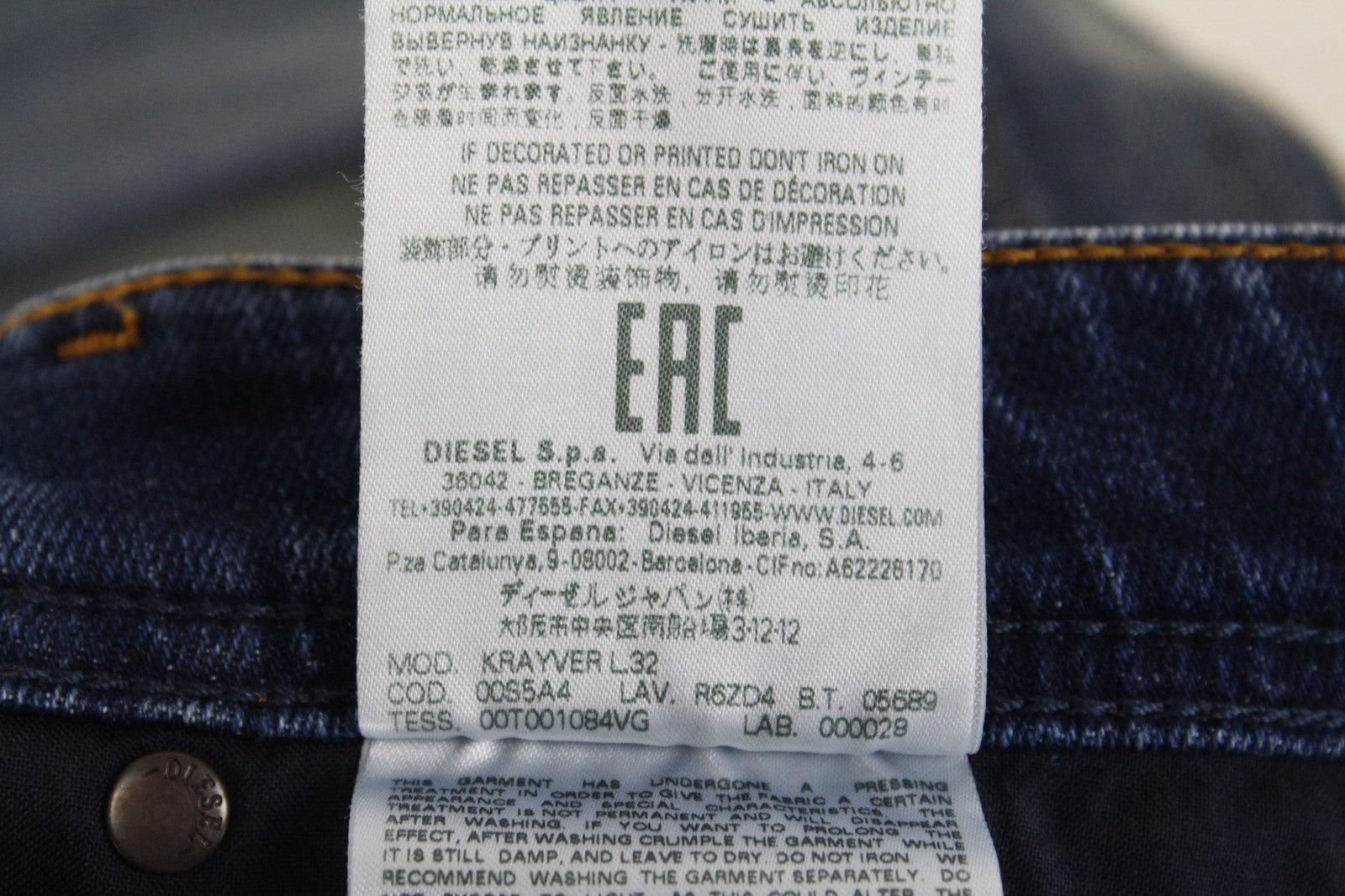 DIESEL Krayver R6ZD4 vyriški džinsai W28/L32 mėlyni, ploni, morkų rašto, plėšytos medvilnės rašto džinsai 