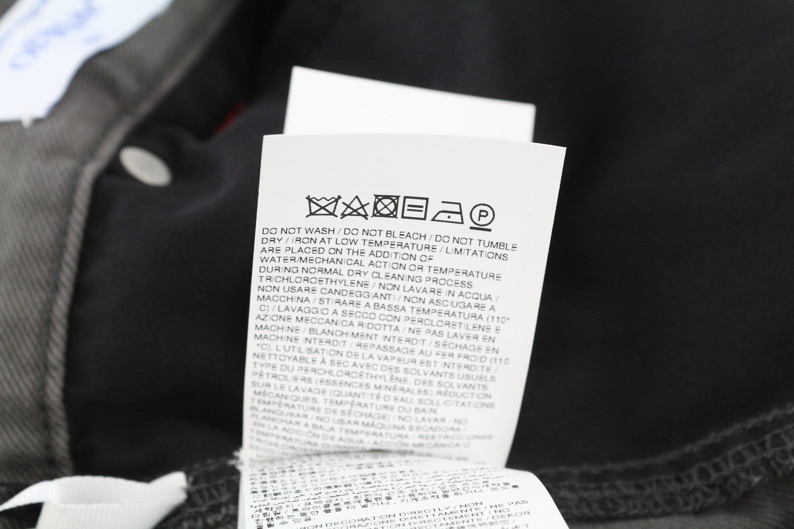 OFF-WHITE „Script Canv Cargo“ vyriškos kelnės, W32, su sagomis, raudonos kišenės, rekomenduojama kaina – 550 € 