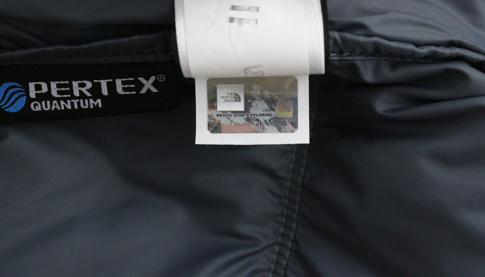 „The North Face“ moteriška liemenė S 700, su pūkų izoliacija, dygsniuota „Pertex Quantum“. 