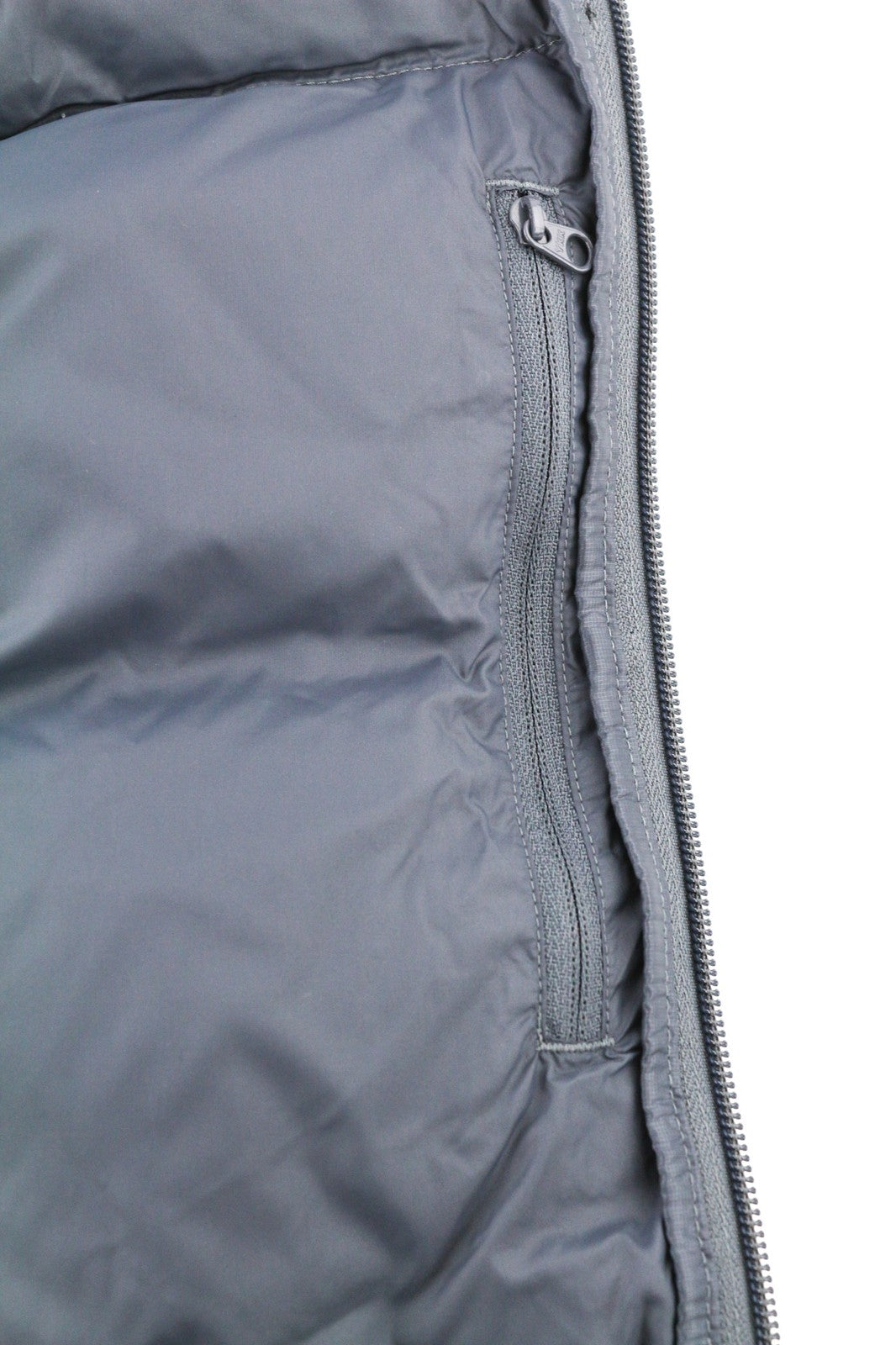 „The North Face“ moteriška liemenė S 700, su pūkų izoliacija, dygsniuota „Pertex Quantum“. 