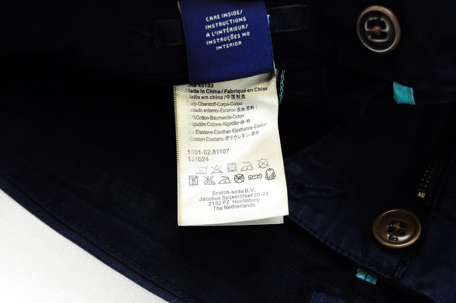 SCOTCH &amp; SODA Ams Couture šortai W28 vyriški tamsiai mėlyni dažytos medvilnės šortai su plyšiais ir kišenėmis 