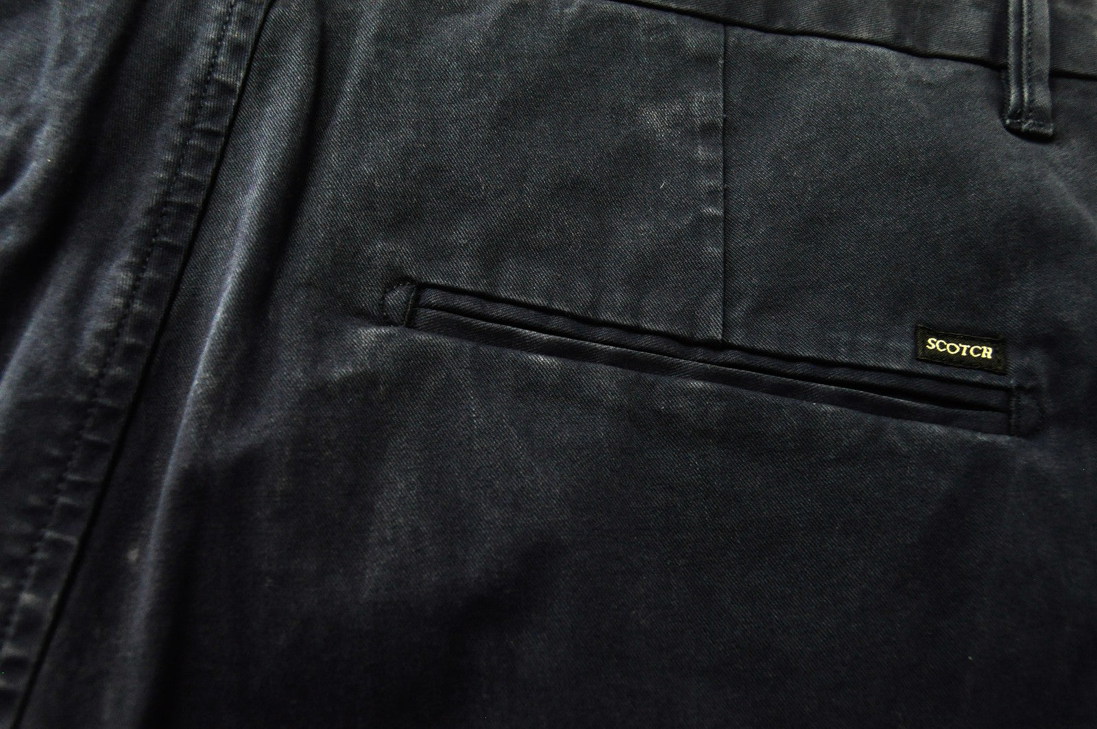 SCOTCH &amp; SODA Ams Couture šortai W28 vyriški tamsiai mėlyni dažytos medvilnės šortai su plyšiais ir kišenėmis 