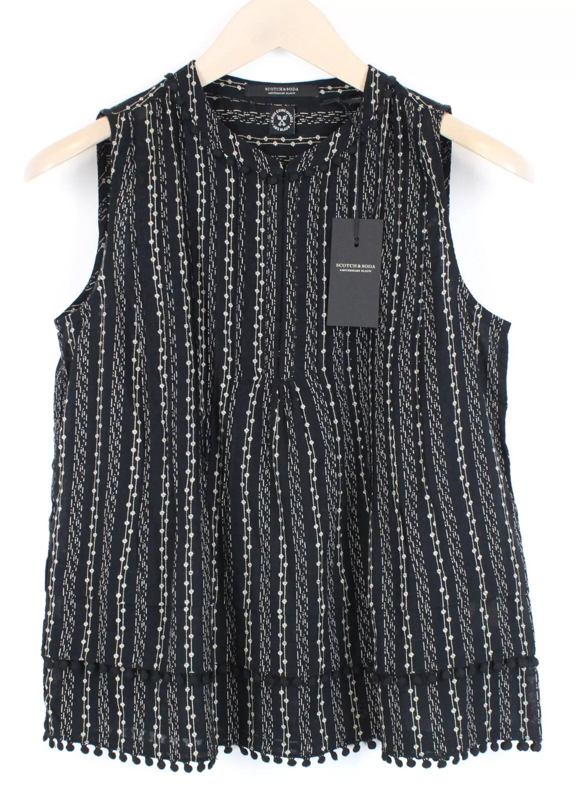 MAISON SCOTCH moteriška trumpinta gėlėta palaidinė su kutais ir lipdukais.