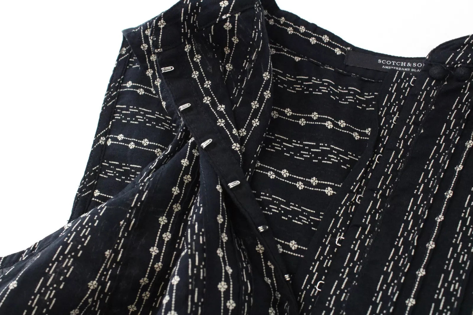 MAISON SCOTCH moteriška trumpinta gėlėta palaidinė su kutais ir lipdukais.