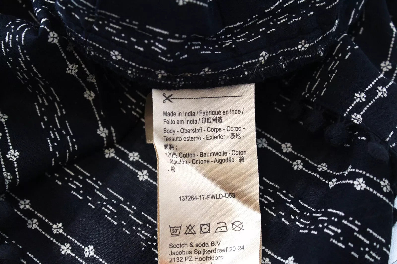 MAISON SCOTCH moteriška trumpinta gėlėta palaidinė su kutais ir lipdukais.