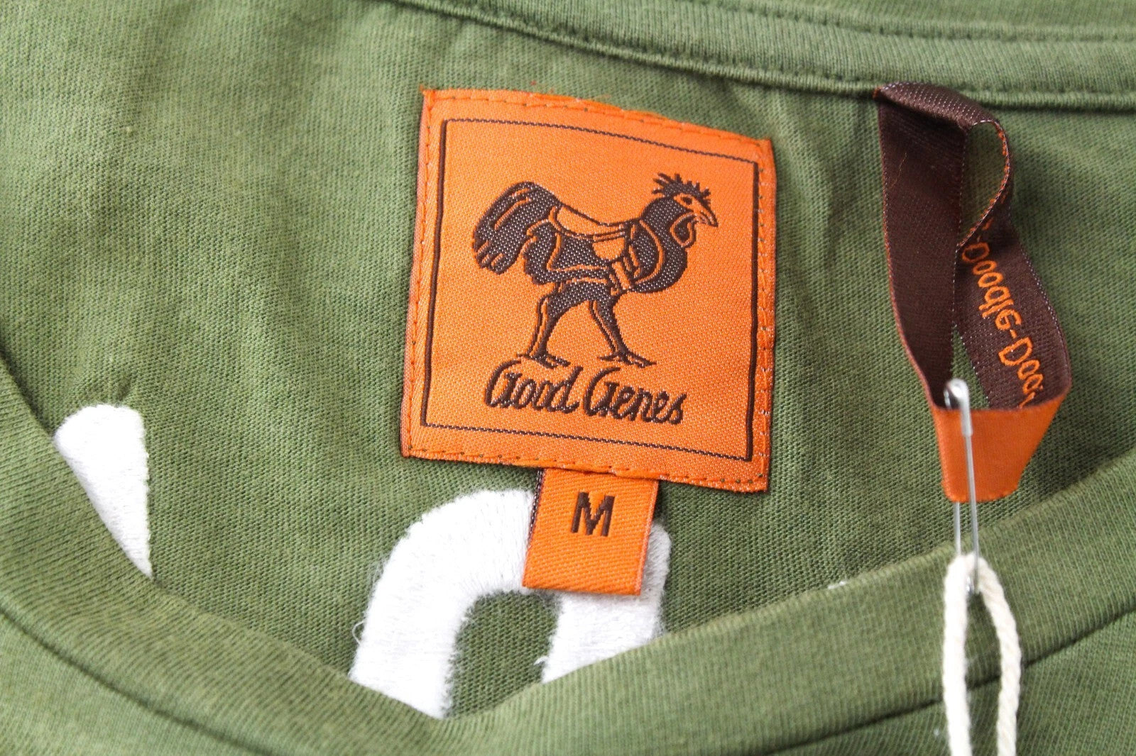GOOD GENES vyriški marškinėliai M su chaki spalvos, žali, apvalia kaklo iškirpte ir gaidžio logotipu. 