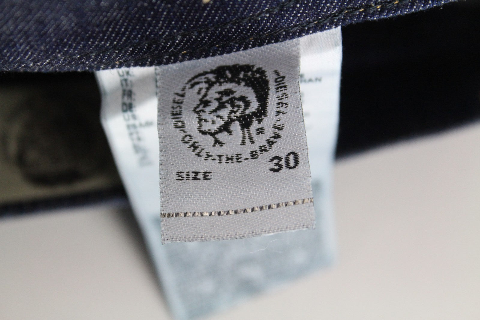 DIESEL Tepphar R7NA8 vyriški džinsai W30 L34 Slim Ripped Stretch mėlyni džinsai 