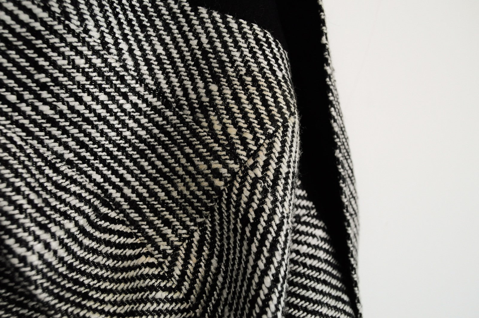 SUISTUDIO Olivia moteriškas švarkas UK6R pilkas šilkinis medvilninis klasikinio pamušalo raštuotas kirpimas 