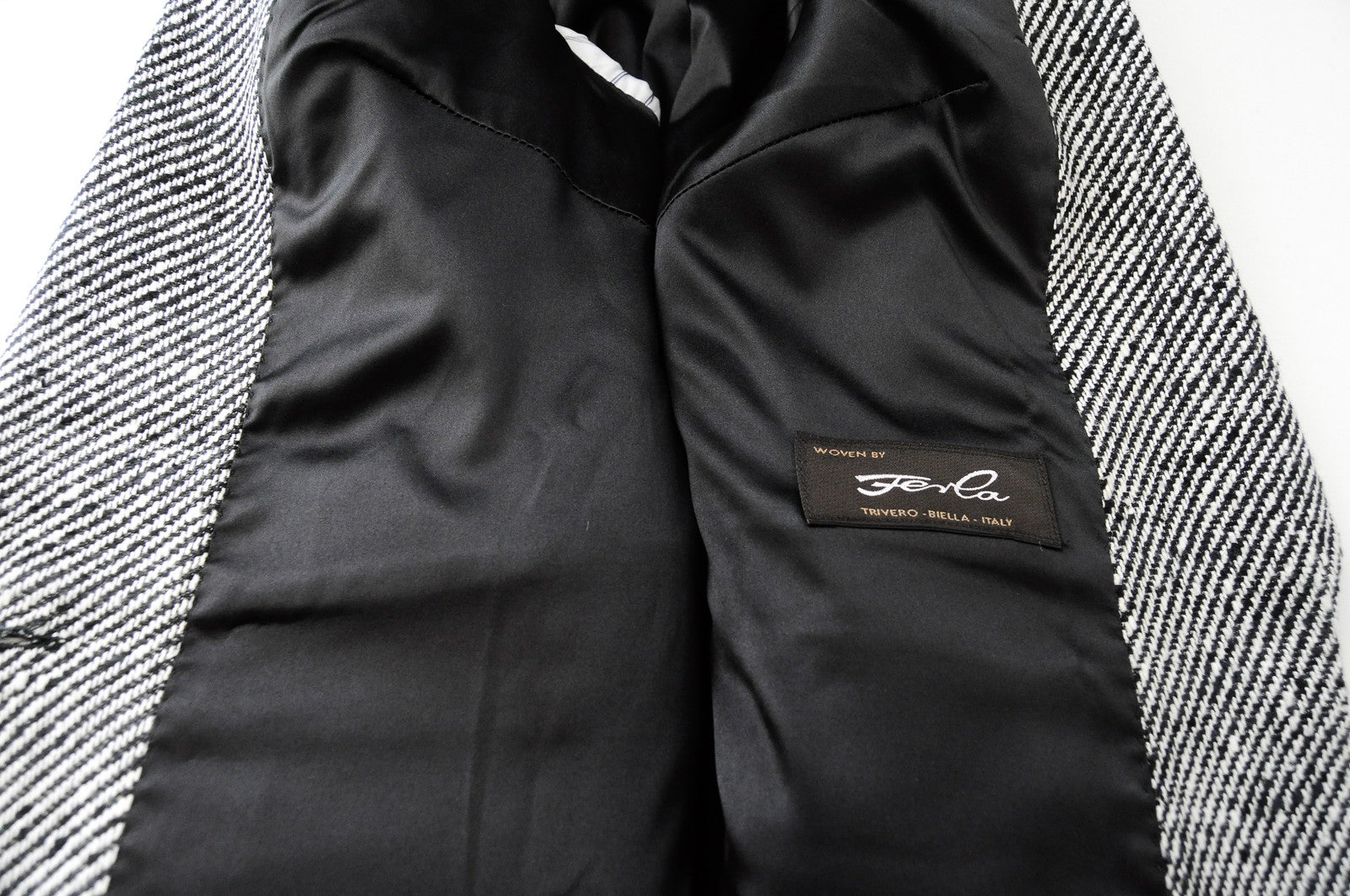 SUISTUDIO Olivia moteriškas švarkas UK6R pilkas šilkinis medvilninis klasikinio pamušalo raštuotas kirpimas 