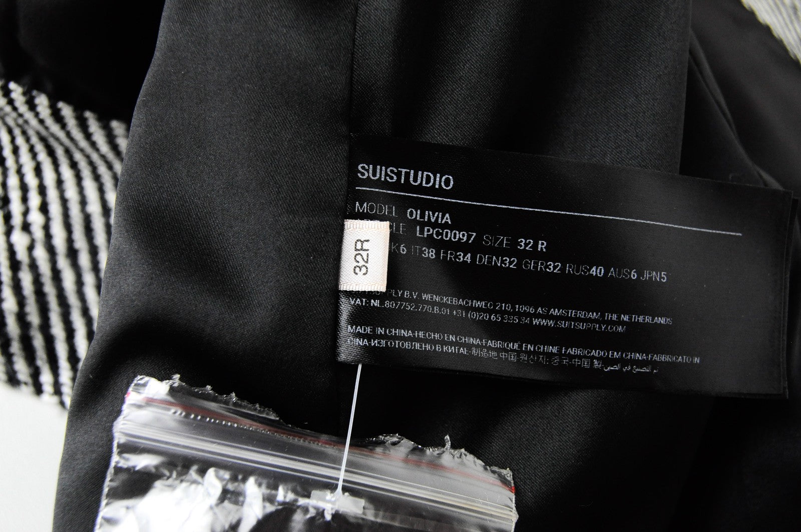 SUISTUDIO Olivia moteriškas švarkas UK6R pilkas šilkinis medvilninis klasikinio pamušalo raštuotas kirpimas 