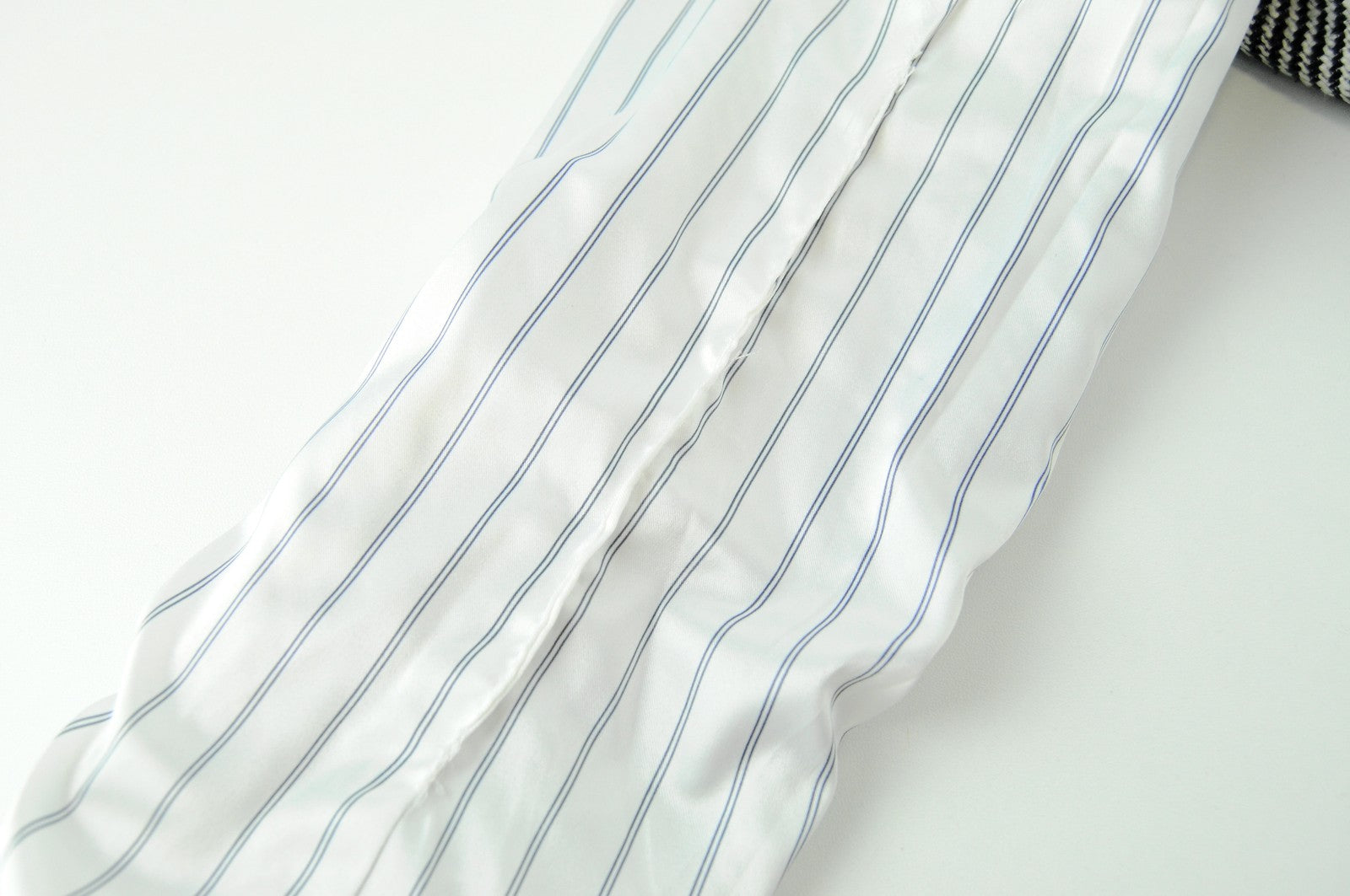 SUISTUDIO Olivia moteriškas švarkas UK6R pilkas šilkinis medvilninis klasikinio pamušalo raštuotas kirpimas 