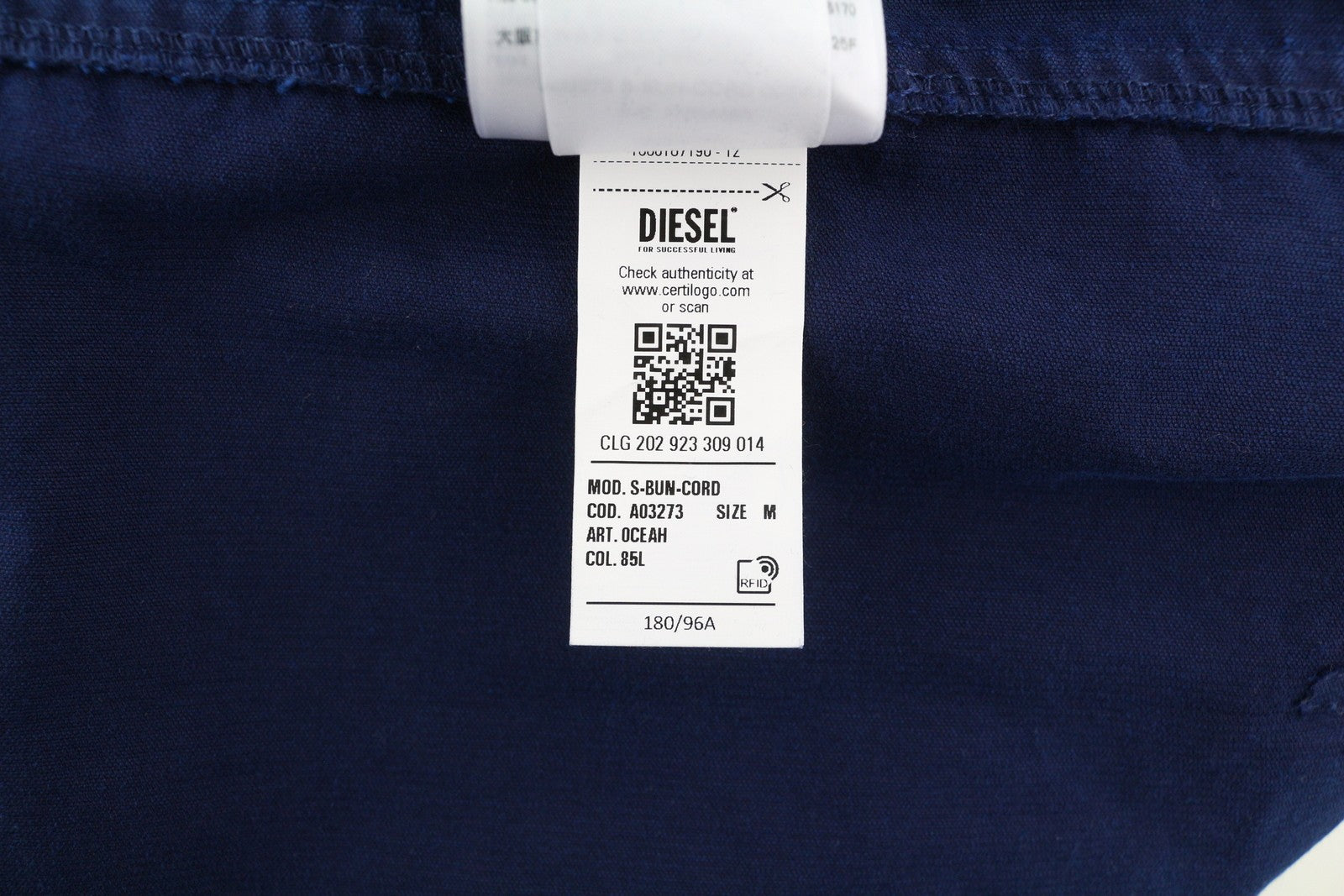 DIESEL vyriški marškinėliai S-Bun-Cord, M dydžio, skalbtos mėlynos spalvos, storai išskleidžiamos sagties. Rekomenduojama kaina – 175 €. 