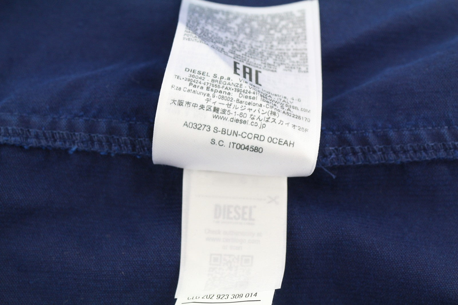 DIESEL vyriški marškinėliai S-Bun-Cord, M dydžio, skalbtos mėlynos spalvos, storai išskleidžiamos sagties. Rekomenduojama kaina – 175 €. 