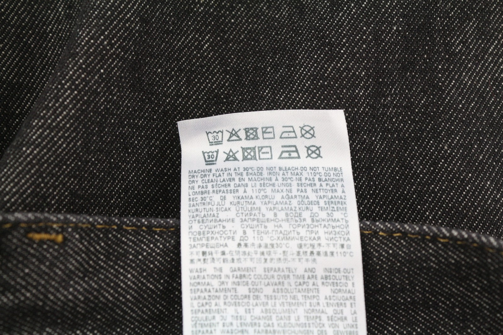 DIESEL 1995 Z9C34 vyriški džinsai W34/L30 siauri, tiesūs, tamsūs, su sagomis. Rekomenduojama kaina – 185 €. 