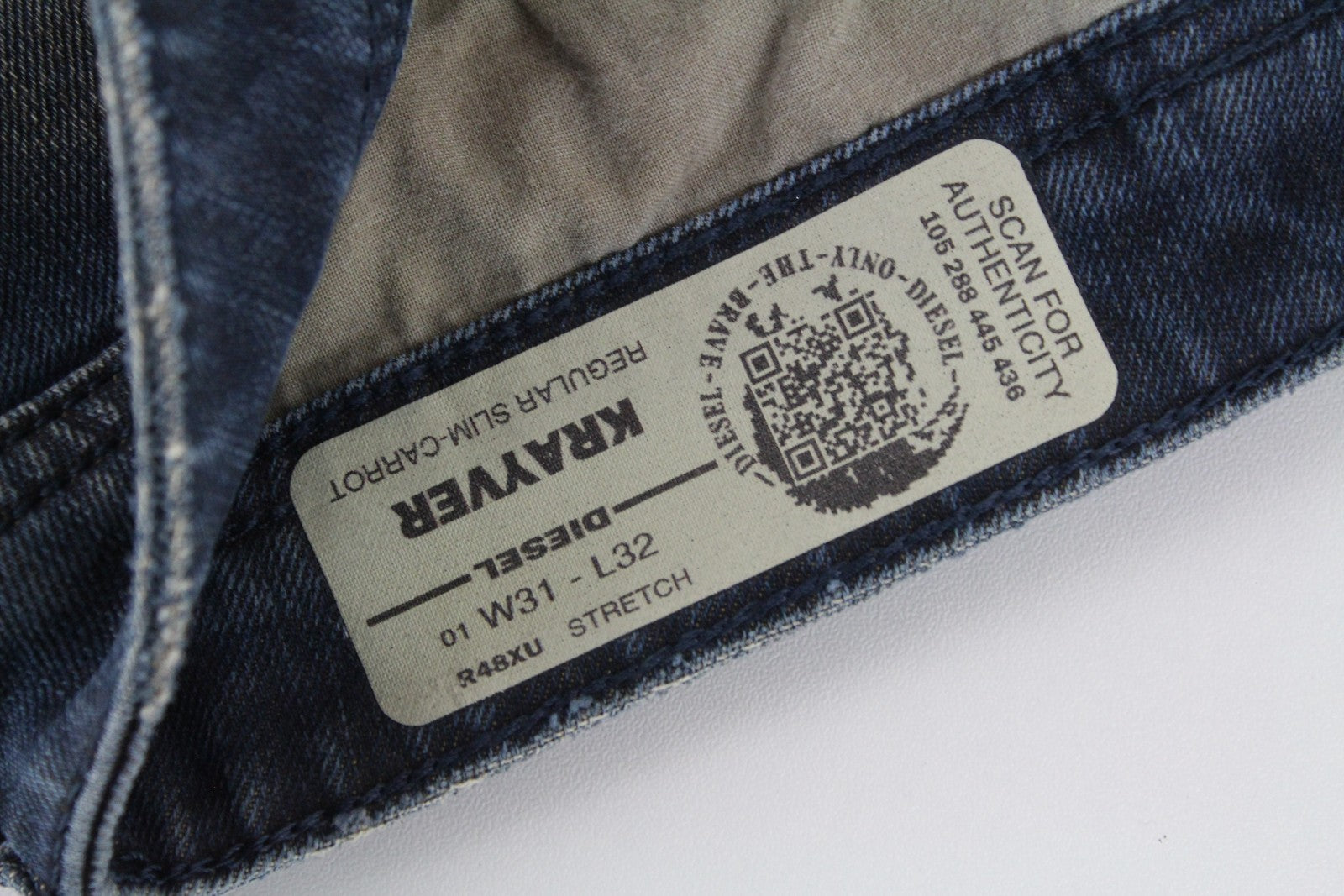 DIESEL Krayver R48XU vyriški džinsai W31/L32 Slim Carrot Fit sendintos medvilnės mėlynos spalvos džinsinis audinys 