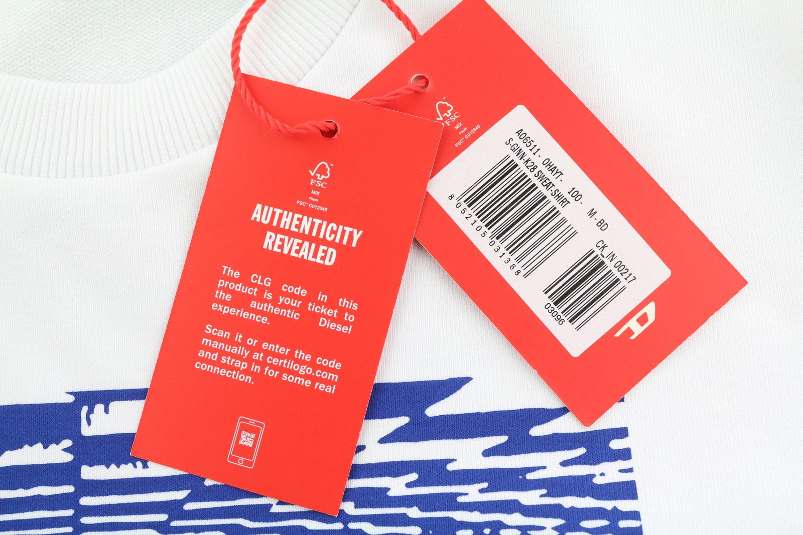 DIESEL S-Ginn-K28 vyriškas džemperis M, baltas, apvalia kaklo iškirpte, priekyje, rekomenduojama kaina – 125 € 