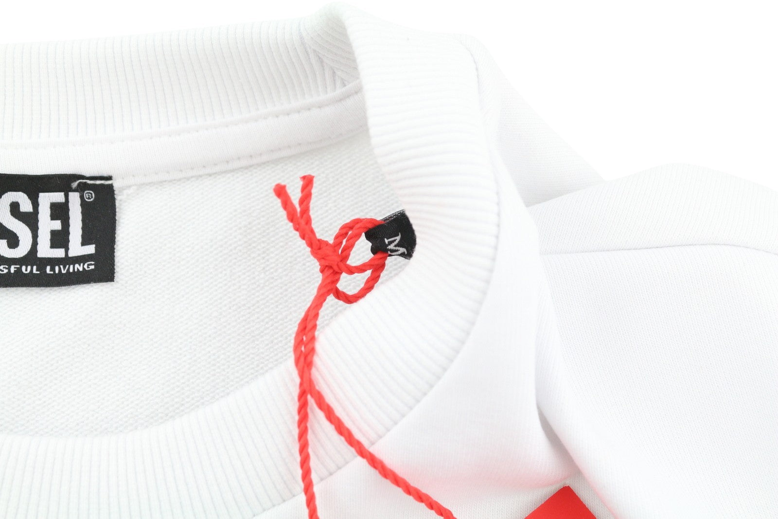 DIESEL S-Ginn-K28 vyriškas džemperis M, baltas, apvalia kaklo iškirpte, priekyje, rekomenduojama kaina – 125 € 