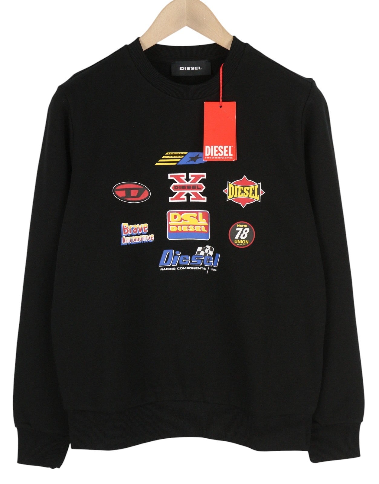 DIESEL S-Ginn-K24 vyriškas džemperis su apvalia kaklo iškirpte ir logotipu priekyje, rekomenduojama kaina – 110 € 