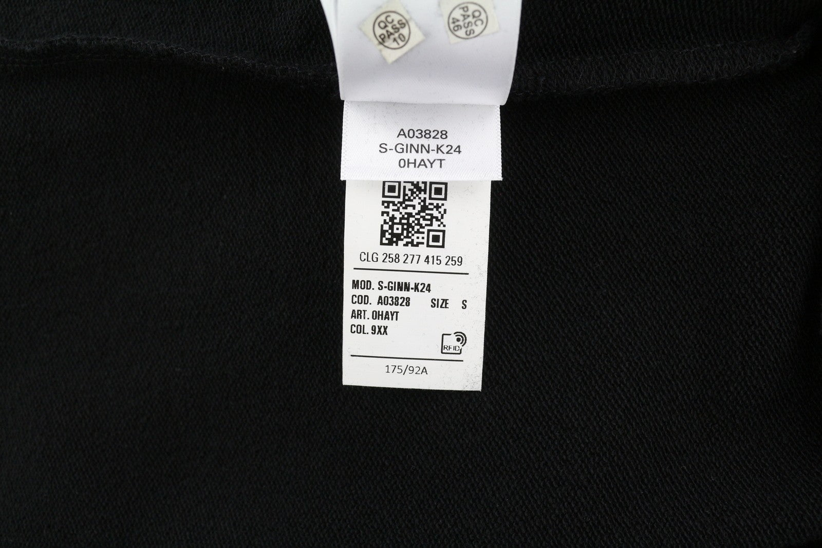 DIESEL S-Ginn-K24 vyriškas džemperis su apvalia kaklo iškirpte ir logotipu priekyje, rekomenduojama kaina – 110 € 