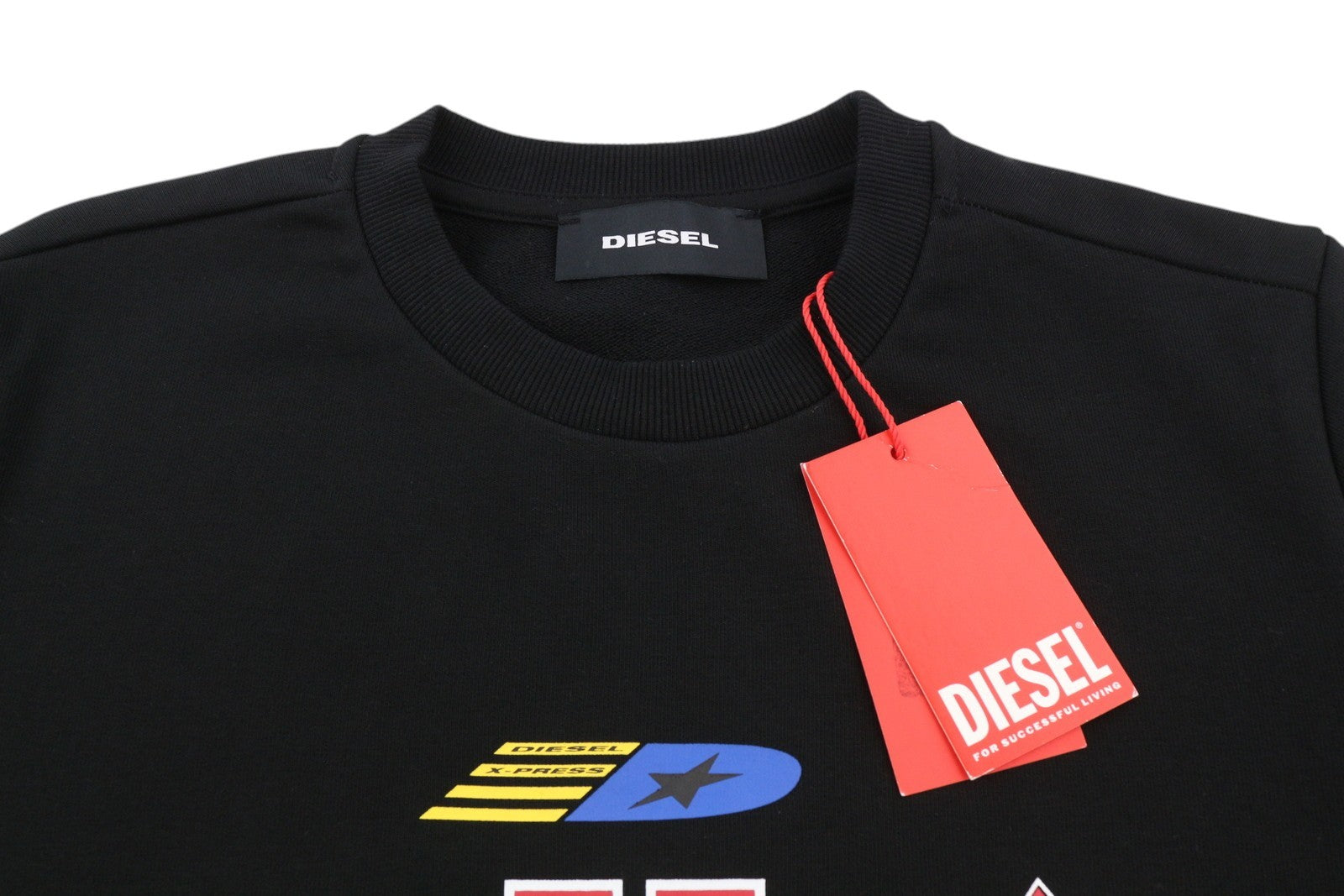 DIESEL S-Ginn-K24 vyriškas džemperis su apvalia kaklo iškirpte ir logotipu priekyje, rekomenduojama kaina – 110 € 