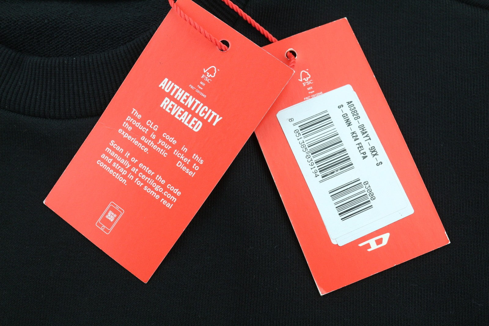 DIESEL S-Ginn-K24 vyriškas džemperis su apvalia kaklo iškirpte ir logotipu priekyje, rekomenduojama kaina – 110 € 