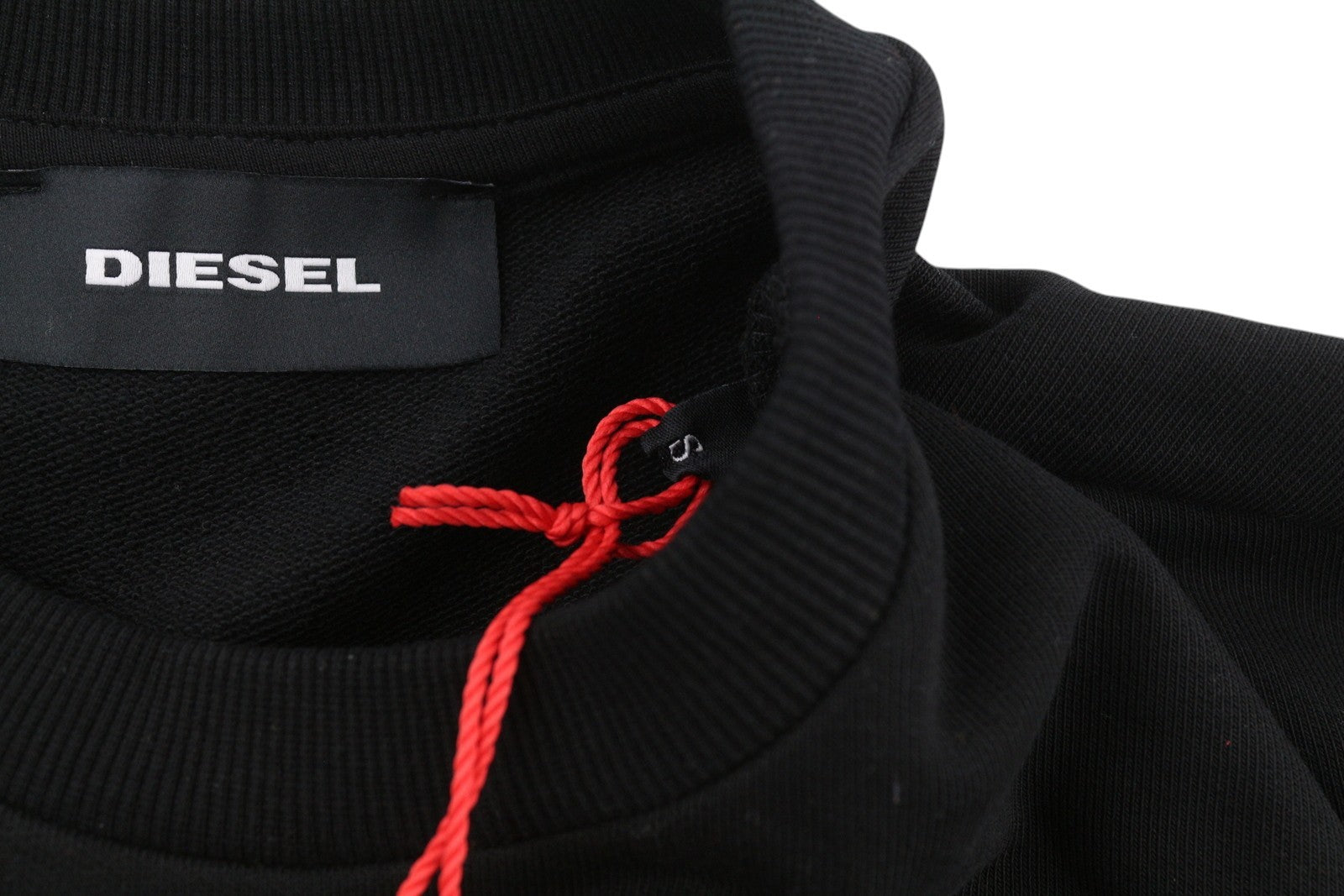 DIESEL S-Ginn-K24 vyriškas džemperis su apvalia kaklo iškirpte ir logotipu priekyje, rekomenduojama kaina – 110 € 