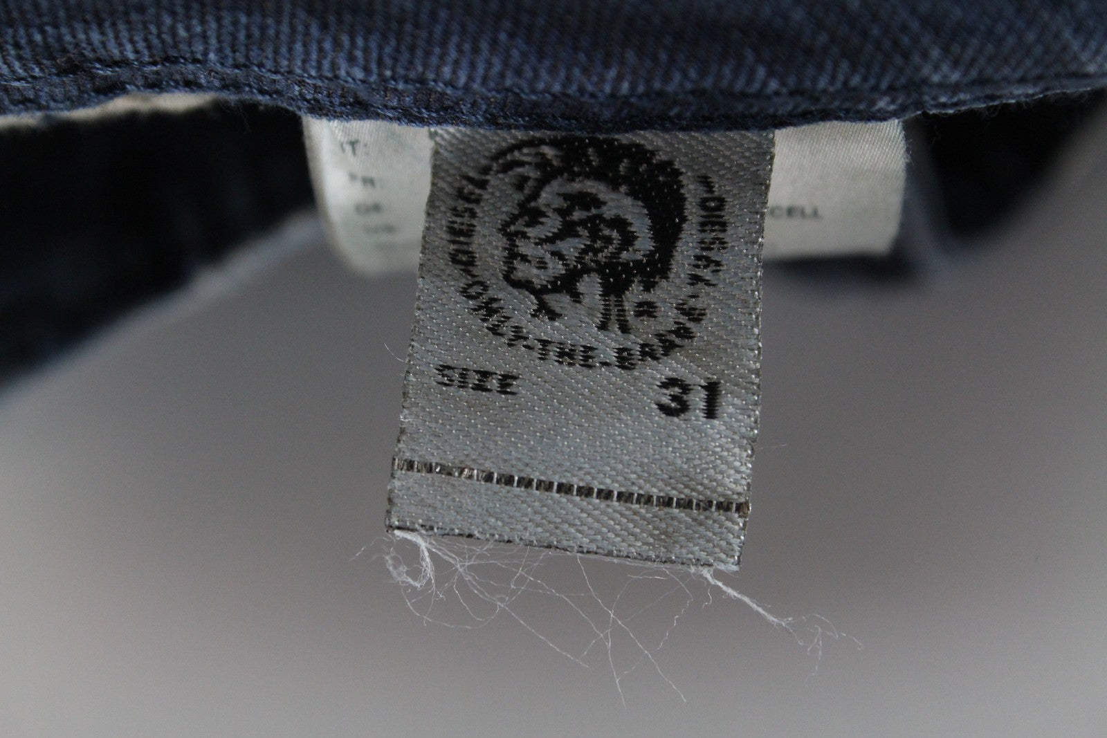 DIESEL Krayver R48XU vyriški džinsai W31/L32 Slim Carrot rašto plėšyti mėlyni medvilniniai 