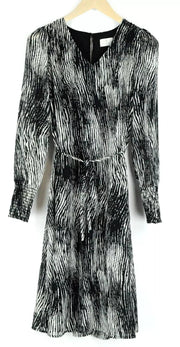 KAFFE Kajenny moteriška suknelė, 34 cm, pilka, raštuota ilgomis rankovėmis, V formos iškirpte, vidutinio ilgio. 