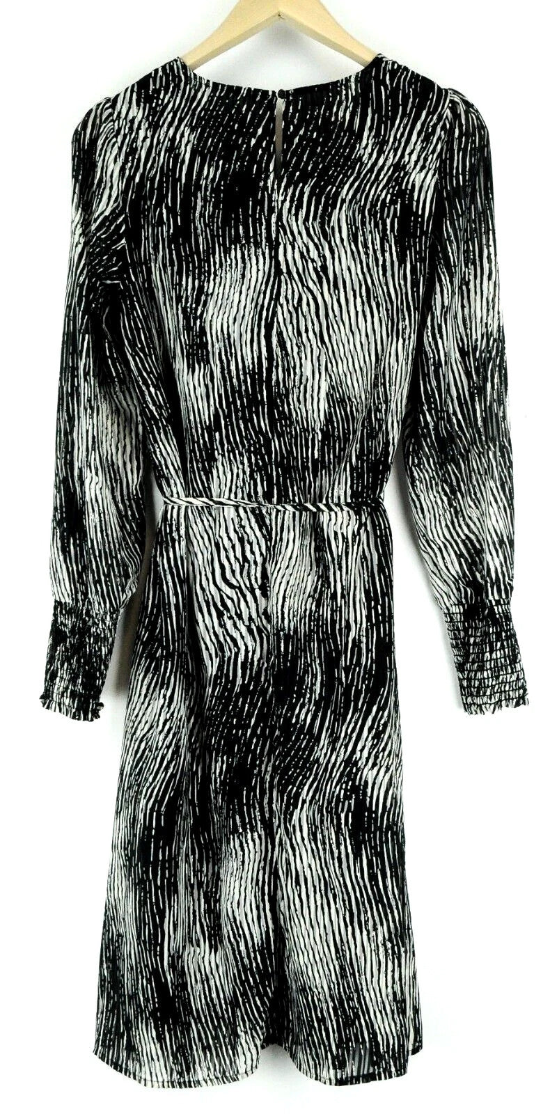 KAFFE Kajenny moteriška suknelė, 34 cm, pilka, raštuota ilgomis rankovėmis, V formos iškirpte, vidutinio ilgio. 