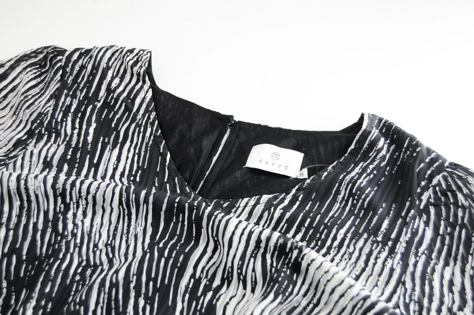 KAFFE Kajenny moteriška suknelė, 34 cm, pilka, raštuota ilgomis rankovėmis, V formos iškirpte, vidutinio ilgio. 